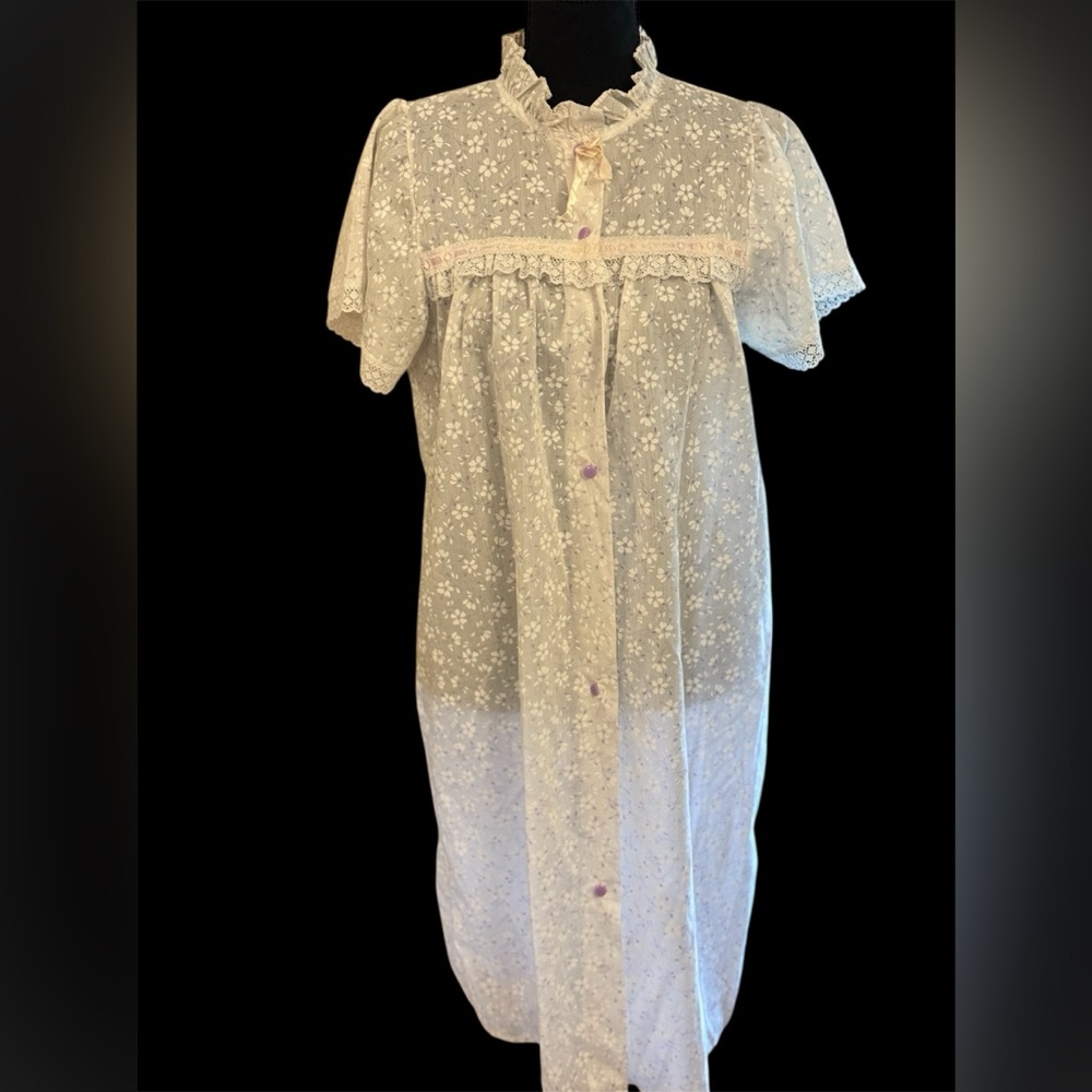 VTG Ballet New York housecoat w/button front and lace detail. Traditional